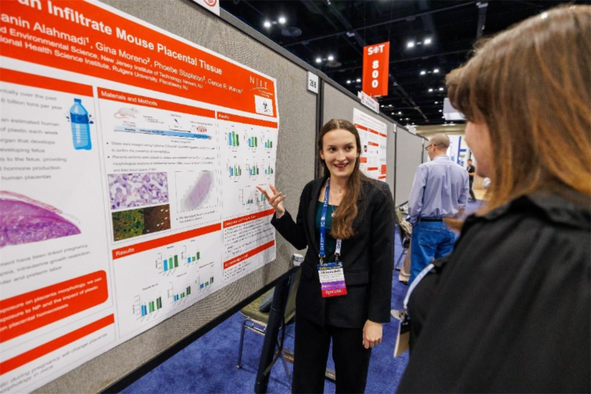 2025 SURA recipient presenting her poster 